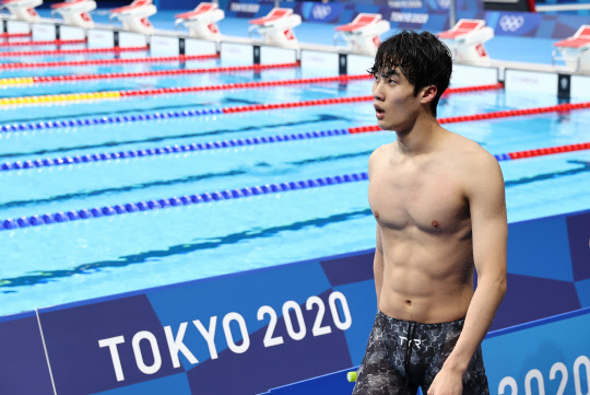 29일 오전 일본 도쿄 아쿠아틱스 센터에서 열린 수영 남자 100m 자유형 결승전. 대한민국 황선우가 경기를 마친 뒤 센터를 나서고 있다. 이날 경기에서 황선우는 47초 82의 기록으로 5위를 차지했다. 연합뉴스